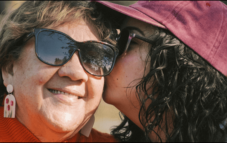 Asumir el cuidado de una madre en su vejez no es solo un acto de reciprocidad familiar, sino un desafío. UNSPLASH / D. VILCHES