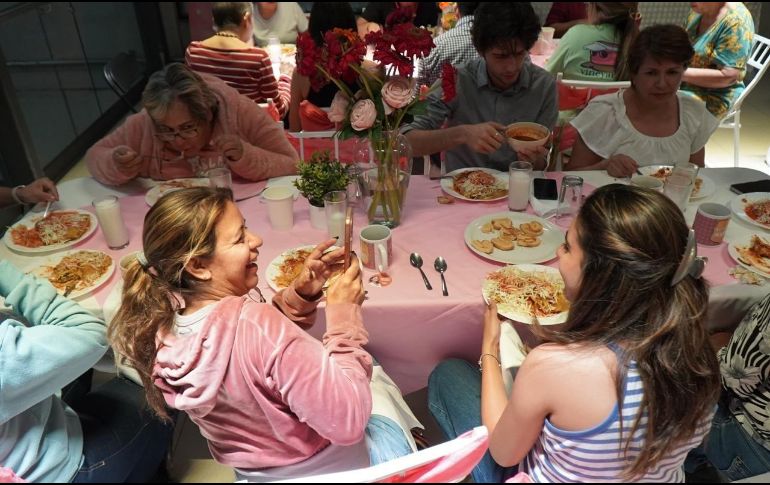 En la cena, celebrada anoche en el marco del Día de las Madres, las mujeres que se encuentran en este centro médico pudieron compartir sus experiencias. ESPECIAL