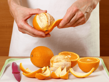 Puedes estar pelando una naranja al mediodía y no sentir absolutamente nada hasta pasadas 24 o 48 horas, cuando la piel comienza a enrojecerse o a presentar ampollas dolorosas. CANVA