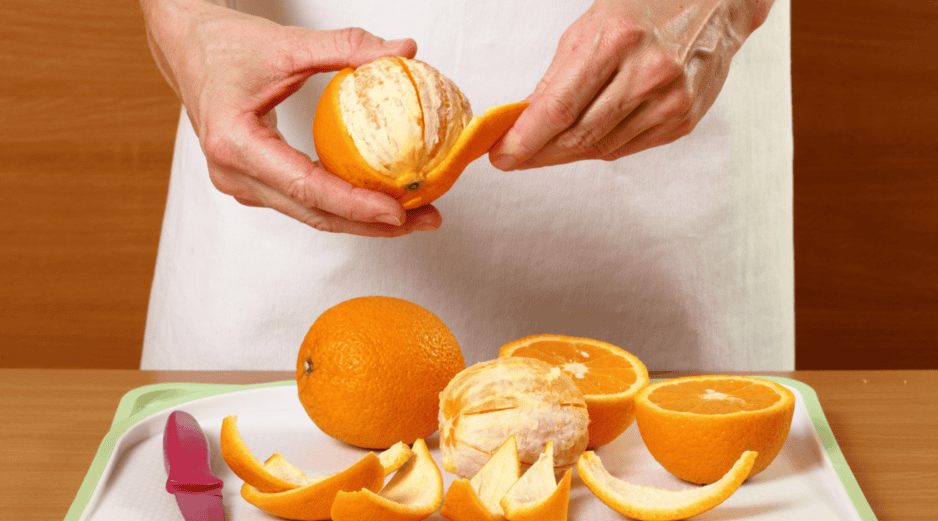 Puedes estar pelando una naranja al mediodía y no sentir absolutamente nada hasta pasadas 24 o 48 horas, cuando la piel comienza a enrojecerse o a presentar ampollas dolorosas. CANVA