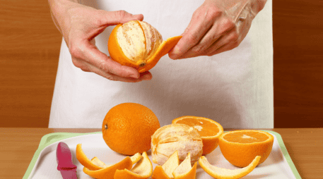 Puedes estar pelando una naranja al mediodía y no sentir absolutamente nada hasta pasadas 24 o 48 horas, cuando la piel comienza a enrojecerse o a presentar ampollas dolorosas. CANVA