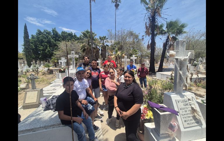 Entre flores y recuerdos; tapatíos visitan a sus madres en el Panteón de Mezquitán