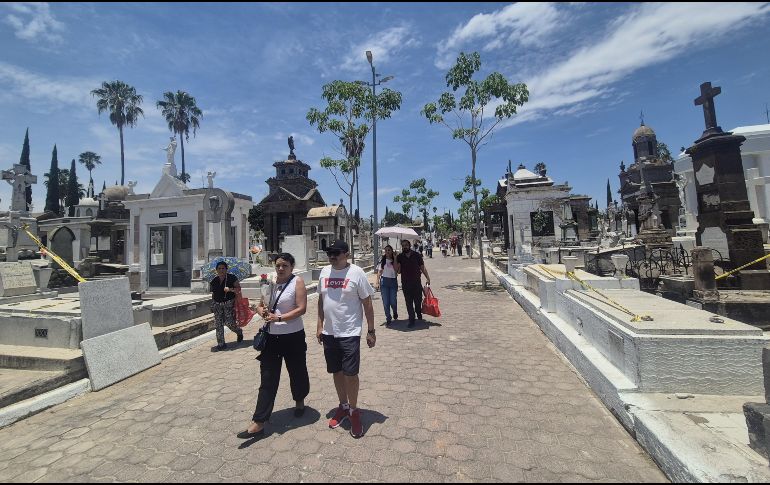 Decenas de familia se dieron cita en el Panteón de Mezquitán, en Guadalajara, para celebrar el Día de las Madres en compañía familiar. EL INFORMADOR/ O. GONZÁLEZ.