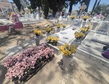 Decenas de familia se dieron cita en el Panteón de Mezquitán, en Guadalajara, para celebrar el Día de las Madres en compañía familiar. EL INFORMADOR/ O. GONZÁLEZ.
