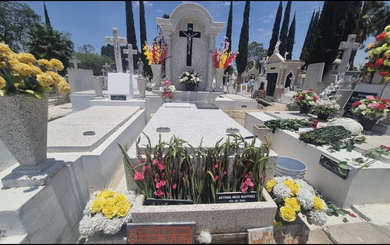Entre flores y recuerdos; tapatíos visitan a sus madres en el Panteón de Mezquitán