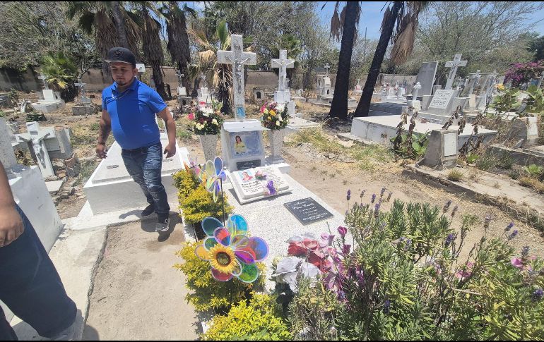 Entre flores y recuerdos; tapatíos visitan a sus madres en el Panteón de Mezquitán