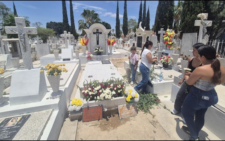 Decenas de familia se dieron cita en el Panteón de Mezquitán, en Guadalajara, para celebrar el Día de las Madres en compañía familiar. EL INFORMADOR/ O. GONZÁLEZ.