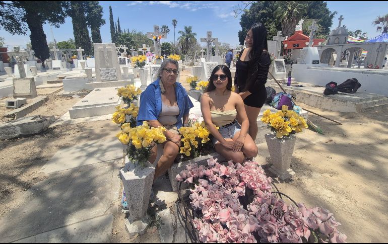 Decenas de familia se dieron cita en el Panteón de Mezquitán, en Guadalajara, para celebrar el Día de las Madres en compañía familiar. EL INFORMADOR/ O. GONZÁLEZ.
