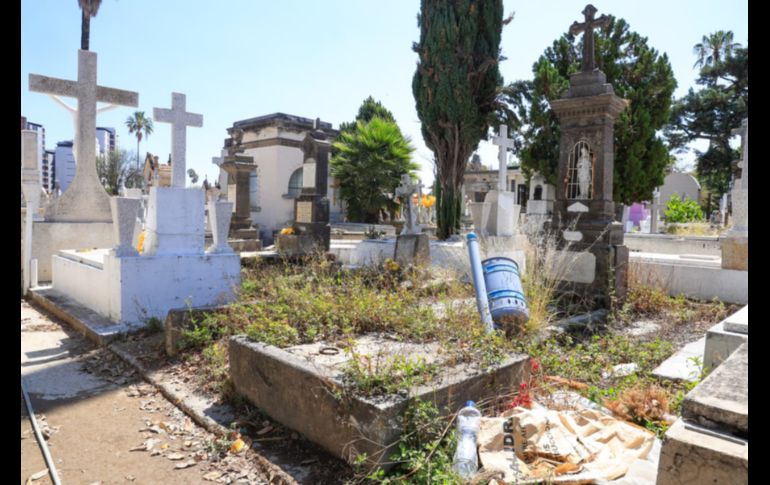 Aunque han externado sus denuncias con personal del cementerio y del Gobierno de Guadalajara, visitantes reclamaron que las malas condiciones y la inseguridad persisten en el Panteón de Mezquitán. EL INFORMADOR / J. Acosta