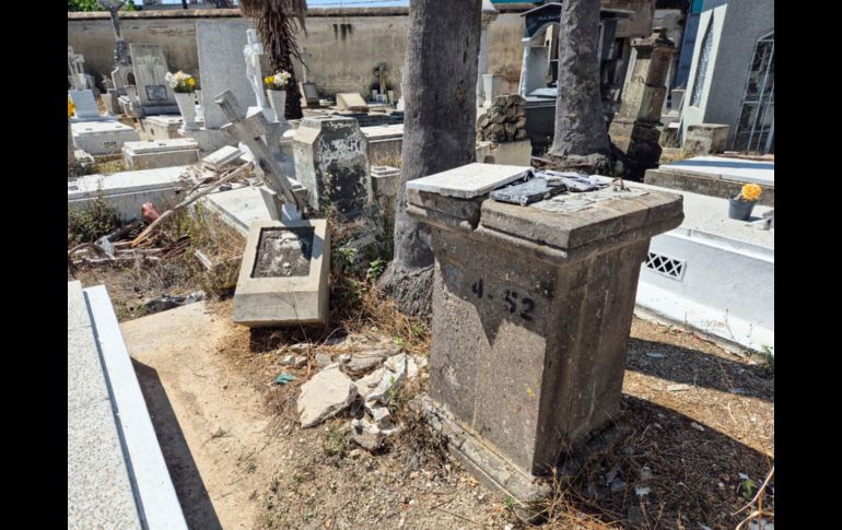 Aunque han externado sus denuncias con personal del cementerio y del Gobierno de Guadalajara, visitantes reclamaron que las malas condiciones y la inseguridad persisten en el Panteón de Mezquitán. EL INFORMADOR / J. Acosta