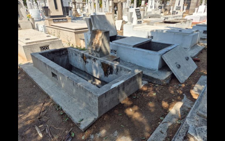 Aunque han externado sus denuncias con personal del cementerio y del Gobierno de Guadalajara, visitantes reclamaron que las malas condiciones y la inseguridad persisten en el Panteón de Mezquitán. EL INFORMADOR / J. Acosta