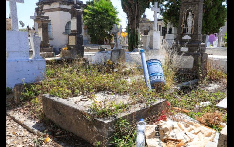 Aunque han externado sus denuncias con personal del cementerio y del Gobierno de Guadalajara, visitantes reclamaron que las malas condiciones y la inseguridad persisten en el Panteón de Mezquitán. EL INFORMADOR / J. Acosta