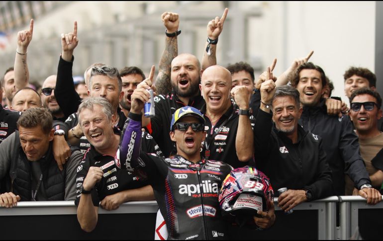 Jorge Martín remontó en las últimas vueltas para conquistar Le Mans y encabezar un histórico triplete de Aprilia en el GP de Francia. EFE/ Y. VALAT.