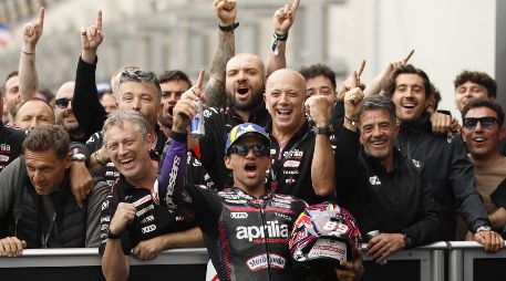 Jorge Martín remontó en las últimas vueltas para conquistar Le Mans y encabezar un histórico triplete de Aprilia en el GP de Francia. EFE/ Y. VALAT.