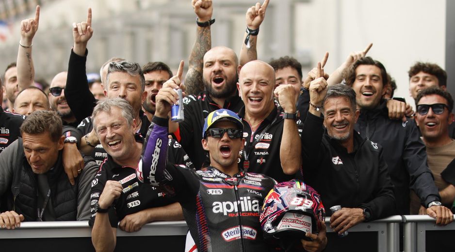 Jorge Martín remontó en las últimas vueltas para conquistar Le Mans y encabezar un histórico triplete de Aprilia en el GP de Francia. EFE/ Y. VALAT.