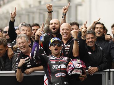 Jorge Martín remontó en las últimas vueltas para conquistar Le Mans y encabezar un histórico triplete de Aprilia en el GP de Francia. EFE/ Y. VALAT.