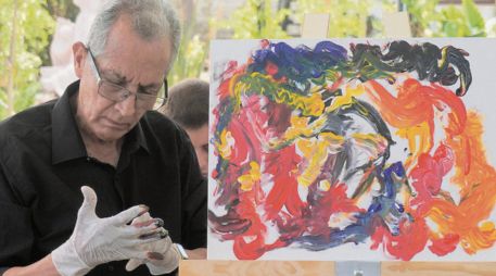 El artista Javier Jiménez, crea siguiendo las vibras sonoras. EL INFORMADOR/ F. Salcedo