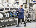 Una trabajadora realiza actividades en una planta manufacturera, donde el sector contribuye a la generación de empleo formal. ESPECIAL