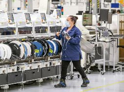 Una trabajadora realiza actividades en una planta manufacturera, donde el sector contribuye a la generación de empleo formal. ESPECIAL