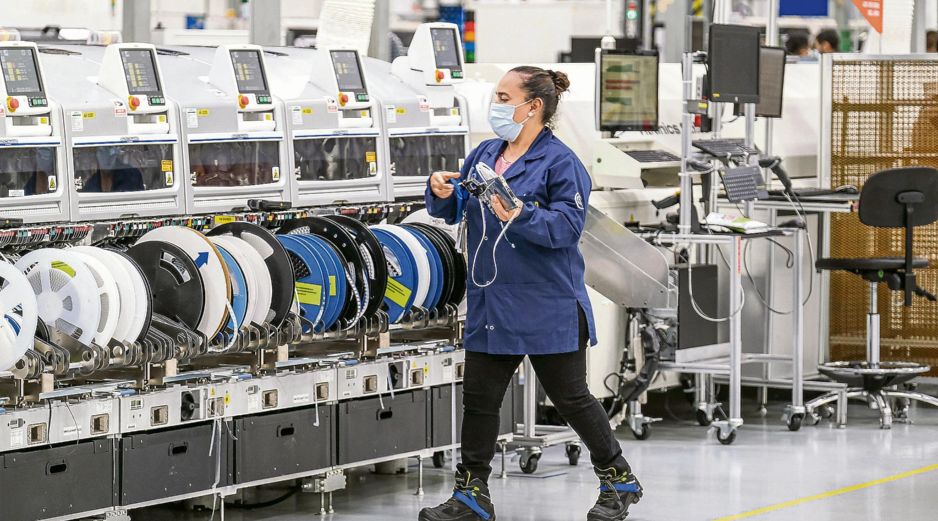 Una trabajadora realiza actividades en una planta manufacturera, donde el sector contribuye a la generación de empleo formal. ESPECIAL