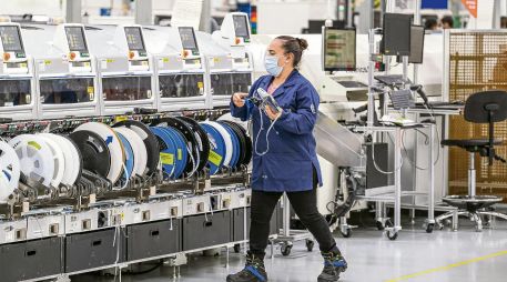 Una trabajadora realiza actividades en una planta manufacturera, donde el sector contribuye a la generación de empleo formal. ESPECIAL
