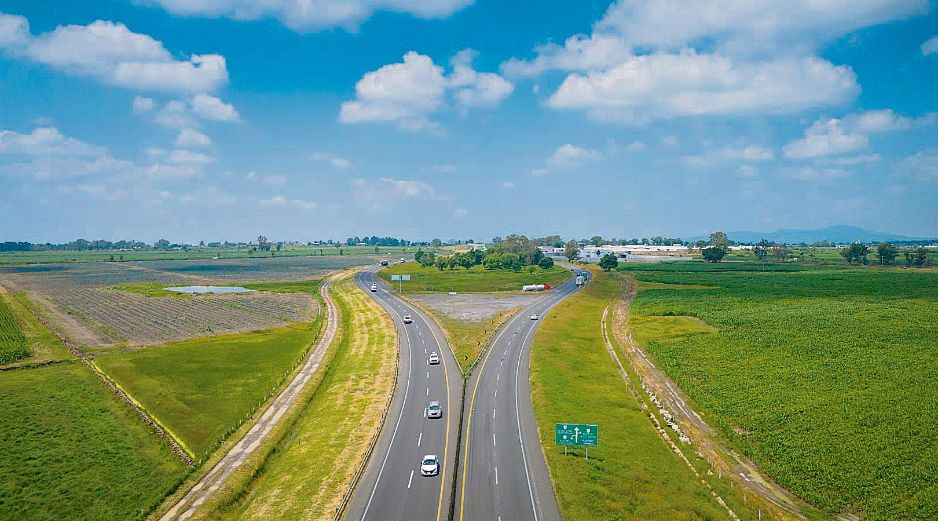 La ampliación de cuatro a seis carriles de la autopista Zapotlanejo-Lagos de Moreno tendrá una inversión estimada de 11 mil 500 millones de pesos y las obras iniciarán en los próximos seis meses. ESPECIAL