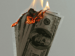Hoy 11 de mayo el tipo de cambio FIX de acuerdo al Diario Oficial de la Federación (DOF) es de 17.2105 pesos por dólar. UNSPLASH / JP. VALERY