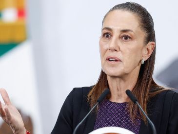 "Hoy sale un barco de ayuda humanitaria a Cuba. Pues de alguna manera aminorar el sufrimiento del pueblo cubano. Vamos a seguir enviando ayuda humanitaria", afirmó la Mandataria. EFE/ S. Gutierrez