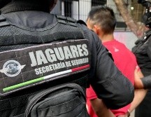 Al sujeto le aseguraron una navaja, así como una cartera de mujer que contenía tarjetas bancarias e identificaciones oficiales. ESPECIAL