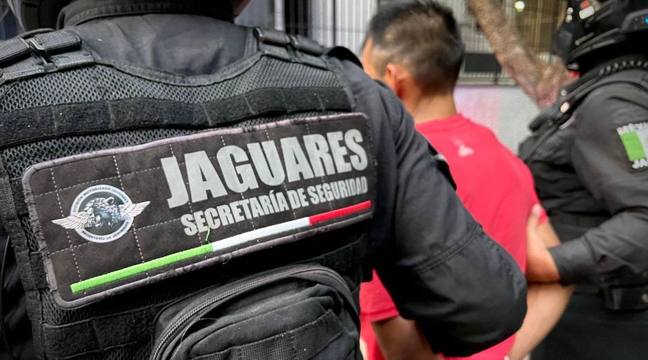 Al sujeto le aseguraron una navaja, así como una cartera de mujer que contenía tarjetas bancarias e identificaciones oficiales. ESPECIAL