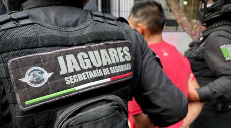 Al sujeto le aseguraron una navaja, así como una cartera de mujer que contenía tarjetas bancarias e identificaciones oficiales. ESPECIAL