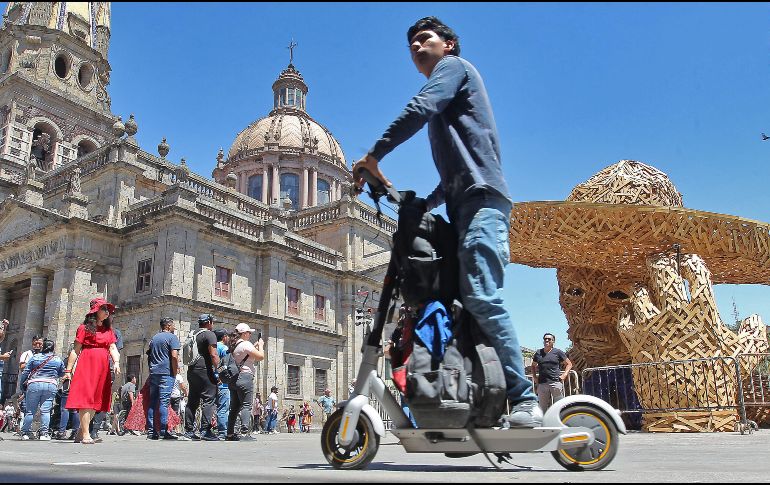 Sus conductores deberán usar casco, tendrán prohibido circular sobre las banquetas, ciclovías, por carriles confinados del transporte público o por carriles centrales de vías de acceso controlado. EL INFORMADOR/ARCHIVO