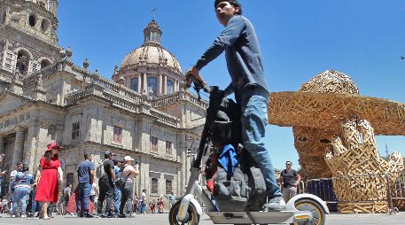 Sus conductores deberán usar casco, tendrán prohibido circular sobre las banquetas, ciclovías, por carriles confinados del transporte público o por carriles centrales de vías de acceso controlado. EL INFORMADOR/ARCHIVO