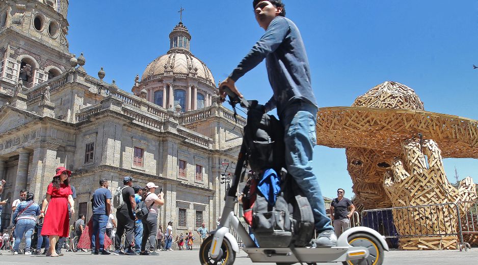 Sus conductores deberán usar casco, tendrán prohibido circular sobre las banquetas, ciclovías, por carriles confinados del transporte público o por carriles centrales de vías de acceso controlado. EL INFORMADOR/ARCHIVO