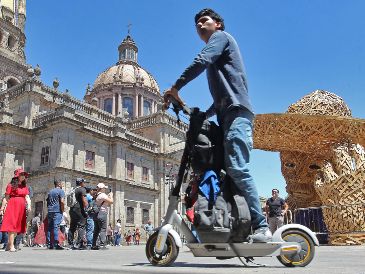 Sus conductores deberán usar casco, tendrán prohibido circular sobre las banquetas, ciclovías, por carriles confinados del transporte público o por carriles centrales de vías de acceso controlado. EL INFORMADOR/ARCHIVO