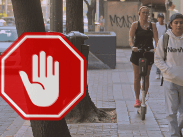 Sus conductores deberán usar casco, tendrán prohibido circular sobre las banquetas, ciclovías, por carriles confinados del transporte público o por carriles centrales de vías de acceso controlado. EL INFORMADOR/ARCHIVO