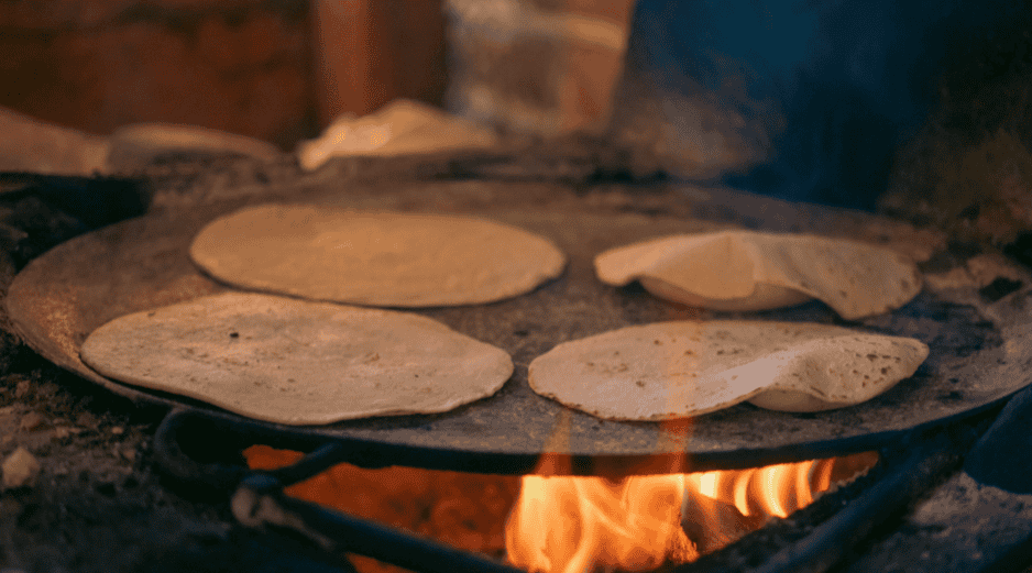A pesar de las discusiones sobre cuál es la mejor forma de calentarlas, las tortillas al fuego directo continúan siendo una práctica muy arraigada en la cultura gastronómica mexicana. CANVA