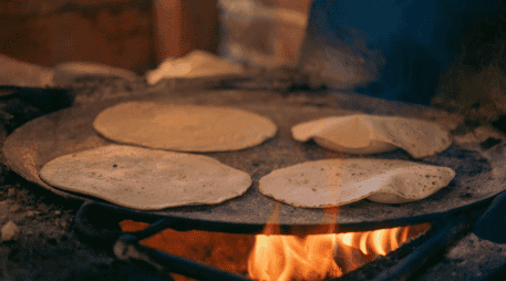 A pesar de las discusiones sobre cuál es la mejor forma de calentarlas, las tortillas al fuego directo continúan siendo una práctica muy arraigada en la cultura gastronómica mexicana. CANVA