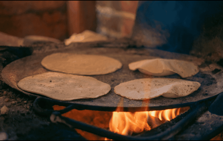 A pesar de las discusiones sobre cuál es la mejor forma de calentarlas, las tortillas al fuego directo continúan siendo una práctica muy arraigada en la cultura gastronómica mexicana. CANVA