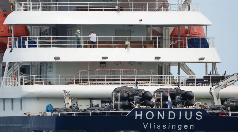 El crucero MV Hondius se prepara para desembarcar esta tarde en Granadilla de Abona a los últimos pasajeros de la travesía por el Atlántico Sur en la que sufrió un brote de hantavirus. EFE/R. de la Rocha