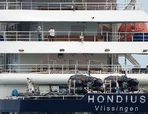 El crucero MV Hondius se prepara para desembarcar esta tarde en Granadilla de Abona a los últimos pasajeros de la travesía por el Atlántico Sur en la que sufrió un brote de hantavirus. EFE/R. de la Rocha