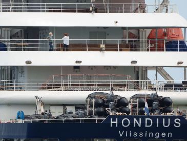 El crucero MV Hondius se prepara para desembarcar esta tarde en Granadilla de Abona a los últimos pasajeros de la travesía por el Atlántico Sur en la que sufrió un brote de hantavirus. EFE/R. de la Rocha