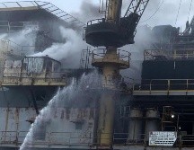 Fueron evacuados 26 trabajadores con solo dos heridos leves. EFE/USCG Southwest