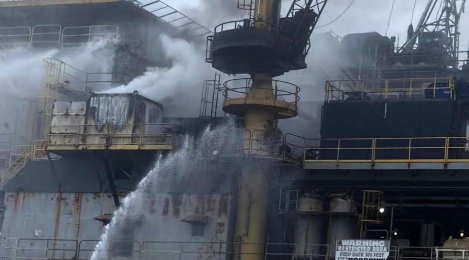 Fueron evacuados 26 trabajadores con solo dos heridos leves. EFE/USCG Southwest