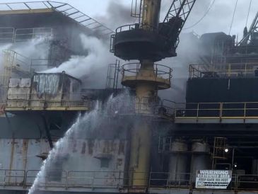 Fueron evacuados 26 trabajadores con solo dos heridos leves. EFE/USCG Southwest