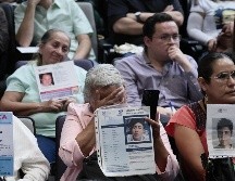 Familiares de víctimas de desaparición sostienen carteles durante una rueda de prensa presidida por la CIDH este lunes, en Ciudad de México. EFE/J. Méndez