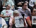 Familiares de víctimas de desaparición sostienen carteles durante una rueda de prensa presidida por la CIDH este lunes, en Ciudad de México. EFE/J. Méndez