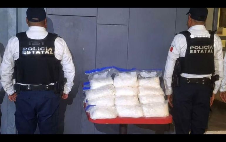 En un operativo originado por una denuncia anónima, fueron asegurados 27 kilogramos de presunta droga conocida como cristal, los cuales eran transportados por dos sujetos que se desplazaban a bordo de una camioneta. ESPECIAL