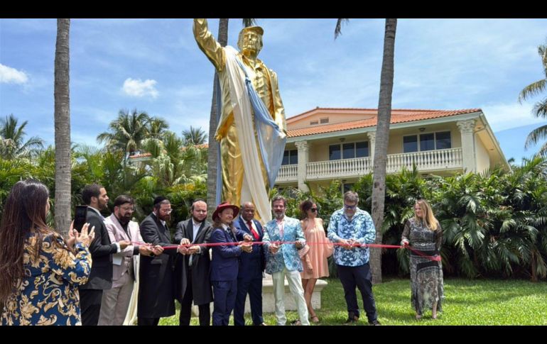Decenas de personas acudieron a admirar la estatua de Trump dorada. X/@pastormarkburns