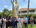 Decenas de personas acudieron a admirar la estatua de Trump dorada. X/@pastormarkburns